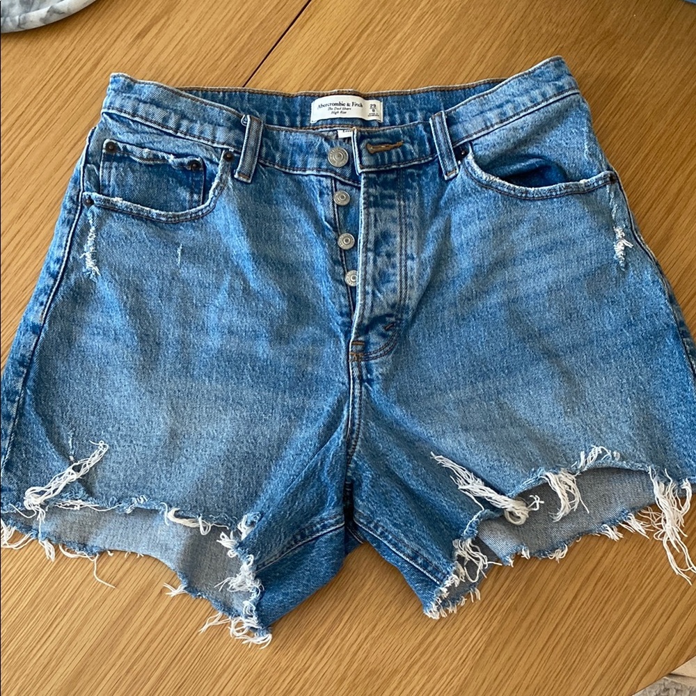 Abercrombie & Fitch; CURVE LOVE “The Dad Short High Rise”